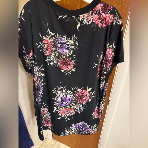 Excellent used condition size 2X LuLaRoe floral print top on black background - Picture 8 of 8
